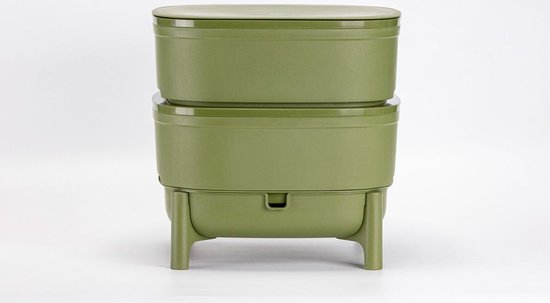 Groene wormenhotel met twee lagen en een deksel, op pootjes.