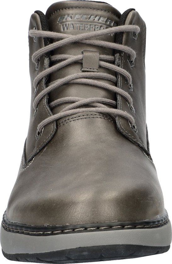 Grijze Skechers veterboot van voren gezien, met veters en 'WATERPROOF' opdruk.