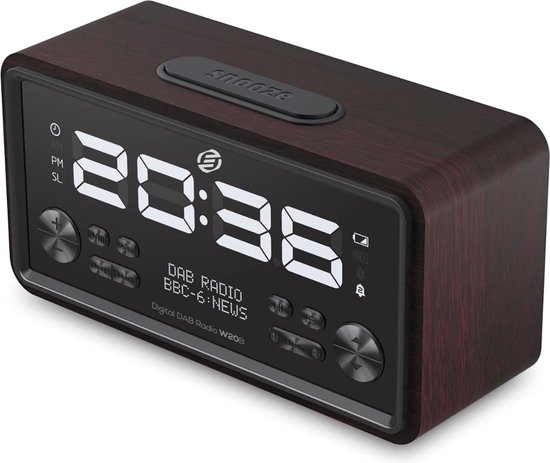 Radio-réveil numérique en bois avec un design en bois brossé brun foncé, affichant l'heure 20:36 en informations radio.