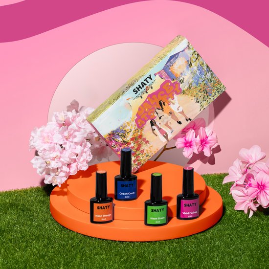 Vier SHATY BIAB nagellak flessen (oranje, blauw, groen, fuchsia) op een oranje plateau omringd door bloemen en gras.