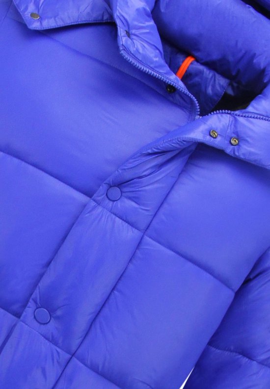 Detail van een blauwe pufferjas met knopen en oranje voering.