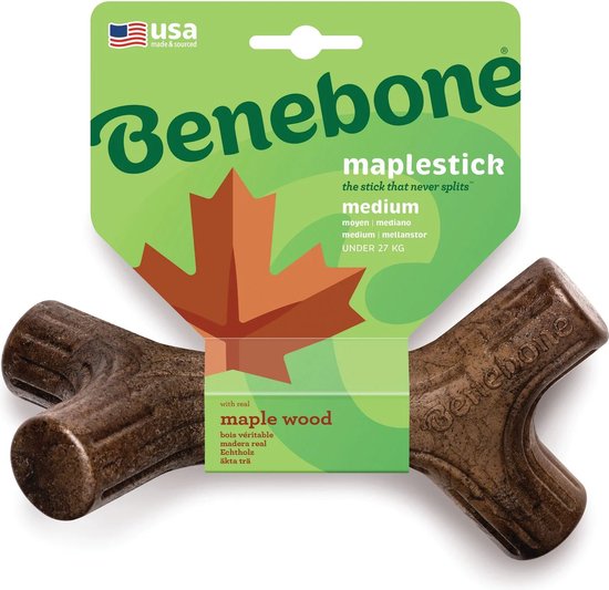Benebone maplestick medium speelgoed voor honden, gemaakt met echt esdoornhout, verpakt in groen met esdoornblad.
