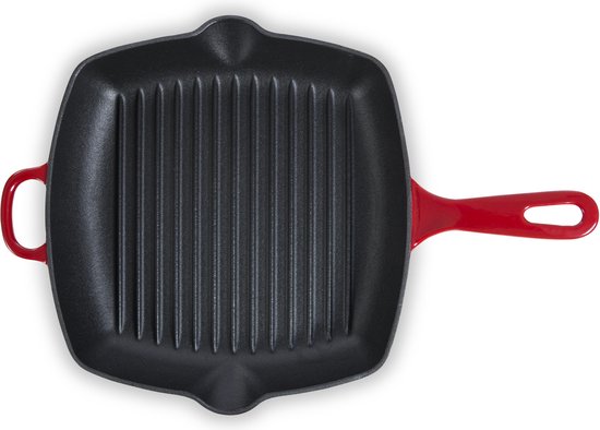 Zwarte gietijzeren grillpan met rode handgrepen en handvat, van bovenaf gezien.