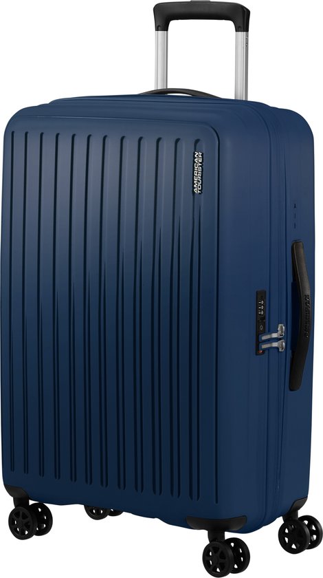 Donkerblauwe spinner koffer met verticale ribbels, een handvat, cijferslot en vier wielen.