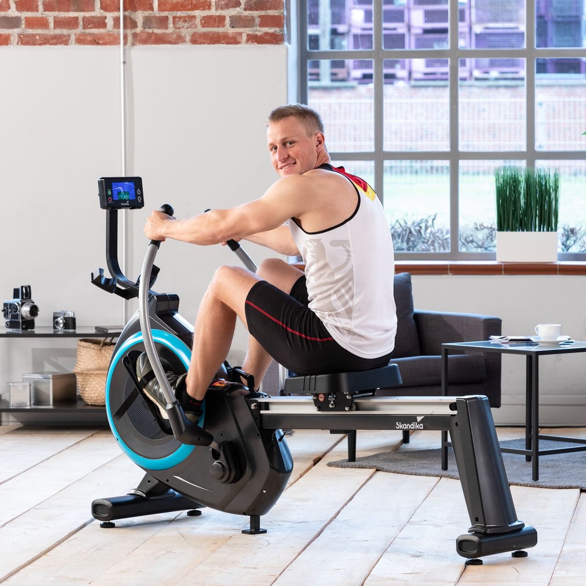 Afbeelding 3 van Skandika Nordlys Roeimachine – Roeimachine - Roeiapparaat voor een echt roeigevoel, kogelgelagerde zwenkarmen, inklapbaar, magneetrem, tablethouder, 16 niveaus, 21 programma's, trainingscomputer – Home fitness apparatuur – zwart blauw
