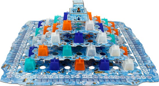 Bordspel met op de voorgrond de piramide. Overal staan oranje, paarse en witte ijsblokken op het blauwe speelveld.
