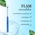 Blauwe elektrische "FLAM" aansteker met tekst die voordelen aangeeft: tot 200 keer te gebruiken, herbruikbaar, met kinderslot, windbestendig.