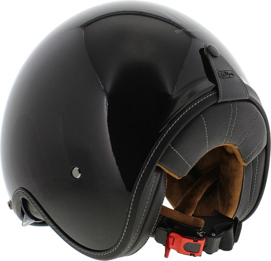 Zwarte glanzende helm met bruine voering en zwarte lederen rand. Een rode gesp is zichtbaar.