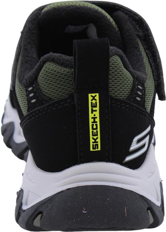 Achterkant zwarte Skechers sneaker met olijfgroene details en 'Skech-Tex' logo.