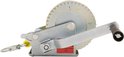 Verzinkte handlier met ratelmechanisme, zwarte handgreep en haak. Rode sticker met 'CE' erop.
