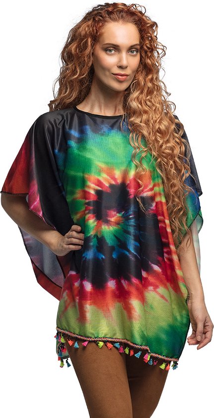 Damesponcho met tie-dye print in groen, geel, rood en zwart. Afgewerkt met gekleurde kwastjes aan de zoom.