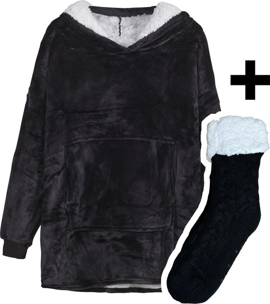 Een zwarte, oversized fleece trui met capuchon en grote zak, naast een zwarte, gebreide fleece sok met witte fluffy boord.