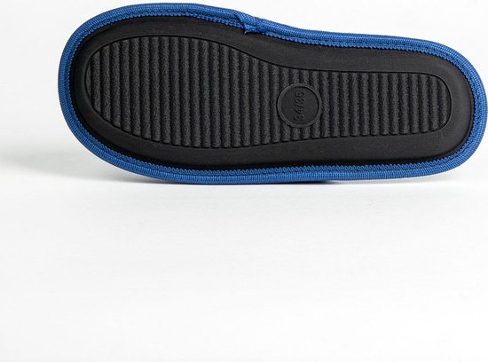 Zool van een blauwe pantoffel met Sonic print. Maat 34/35.