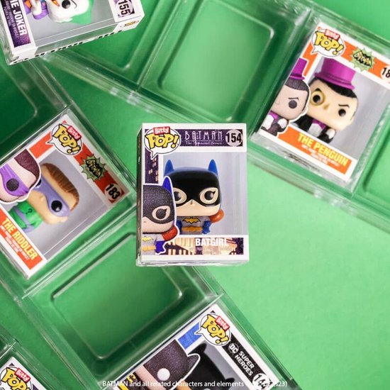 Een collectie van Funko Bitty Pop! figuren in beschermende display boxen, waaronder Batgirl, The Riddler, The Penguin en Batman.