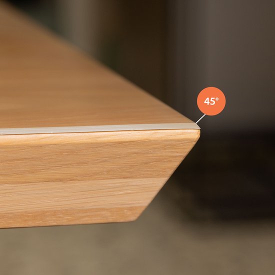 Afschuinde rand van een houten tafel met hoekindicator '45°'.