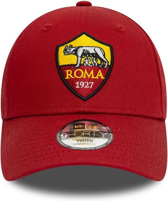 Donkerrode AS Roma pet met het jaartal 1927 en een wolf met welpen op het embleem.