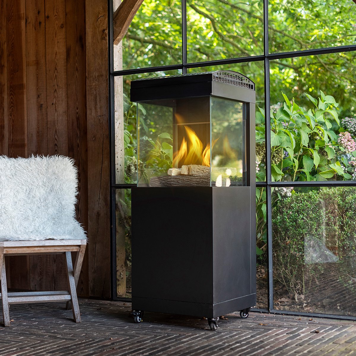 OUTR Tuinhaard - Terrasverwarmer - Zwart - Keramische houtblokken - 8,5 kW - 134,5 x 50 x 50 cm – foto 2