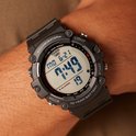 Een pols met een zwart Casio horloge met digitale wijzerplaat, datum MA 6-21 en tijd 9:49.