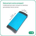 Een gesloten, compacte reisversie van het spel 'Code Breaking' in de kleuren grijs en blauw, met de afmetingen 17 x 8 cm. "Reisvariant: extra compact!"