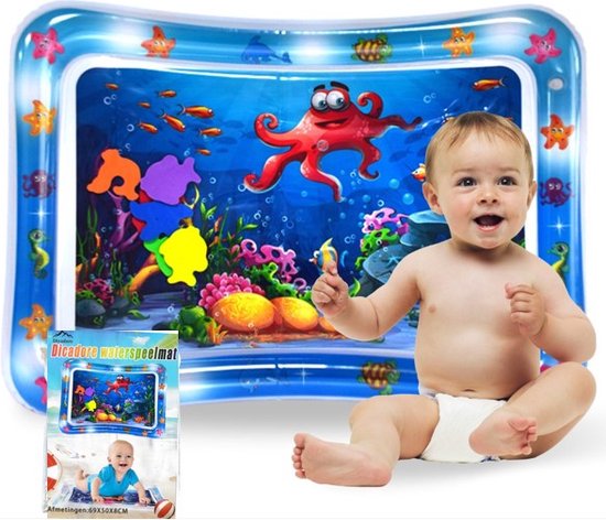 Baby in luier naast een opblaasbare waterspeelmat met een onderwaterwereld thema. De mat bevat een rode octopus, vissen, en zeesterren.