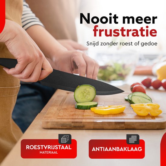 Mains coupant concombre et poivron avec un couteau de chef noir. Texte : Acier inoxydable.