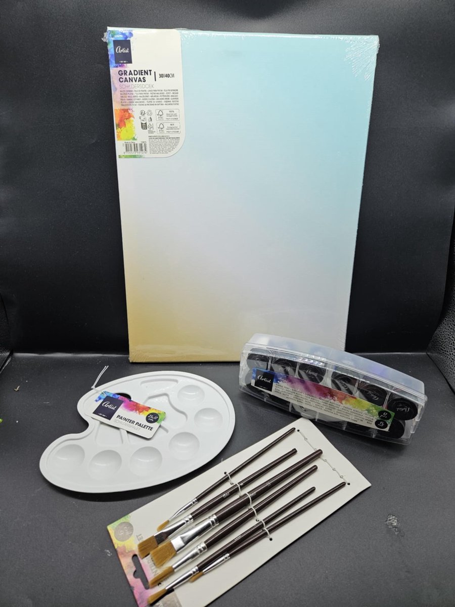 schilder set - canvas waar kleur overgaat van blauw naar wit geel - verf, penselen en palet.