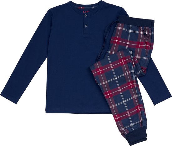 Pyjama bleu marine à manches longues et boutons, assorti d'un pantalon à carreaux bleu marine, rouge et blanc.