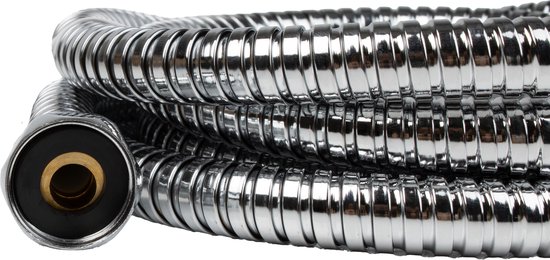 Gedetailleerde close-up van een metalen doucheslang in chroomkleur.