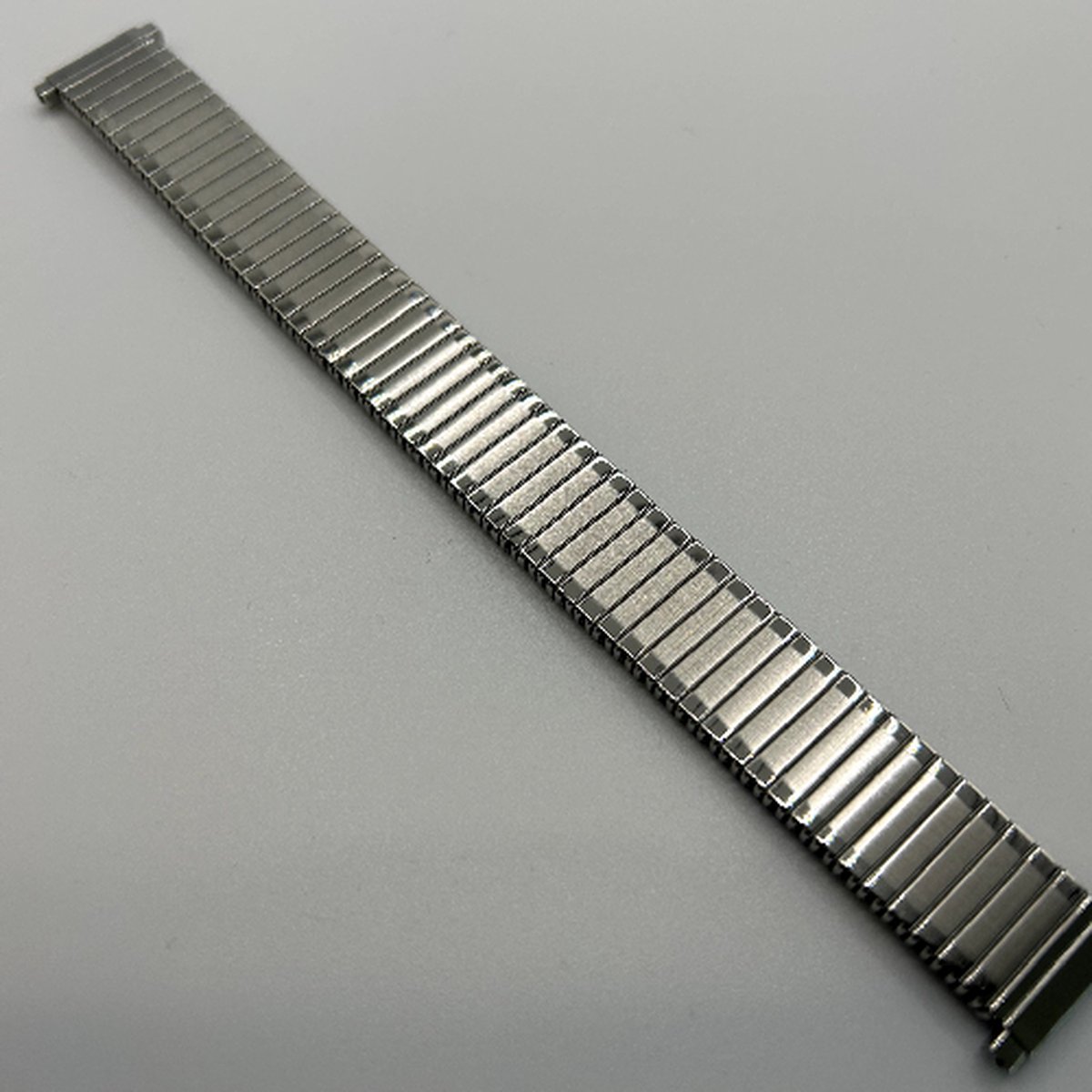 Rekband-horlogeband-flexibele band-model b40-zilverkleurig-roestvrij-voor 20 en 22 mm horloges-juweliers kwaliteit-waterbestendig-video met inkortinstructies