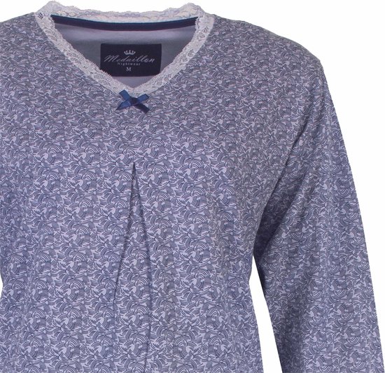 Paarsblauwe pyjamatop met een bloemige print, V-hals, kanten rand en donkerblauwe strik.
