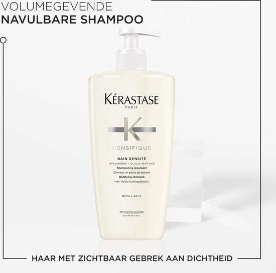 Flacon blanc de shampoing Kérastase Densifique Bain Densité avec pompe, posé sur un socle. Texte : SHAMPOING VOLUMATEUR RECHARGEABLE. REFILLABLE. CHEVEUX VISIBLEMENT MANQUANT DE DENSITÉ.