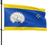 Blauwe vlag met gele banen boven en onder, wapperend aan een vlaggenmast. Links een witte pauw met opengewerkte staart, rechts een wit Maltezer kruis.