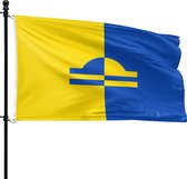 Gemeente Ede vlag aan een vlaggenmast, verticaal verdeeld in geel en blauw, met een geel weegschaal symbool.