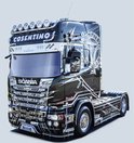 Gedetailleerde modelbouw Scania R730 Streamline vrachtwagen, zwart met zilveren accenten, 'Cosentino'.
