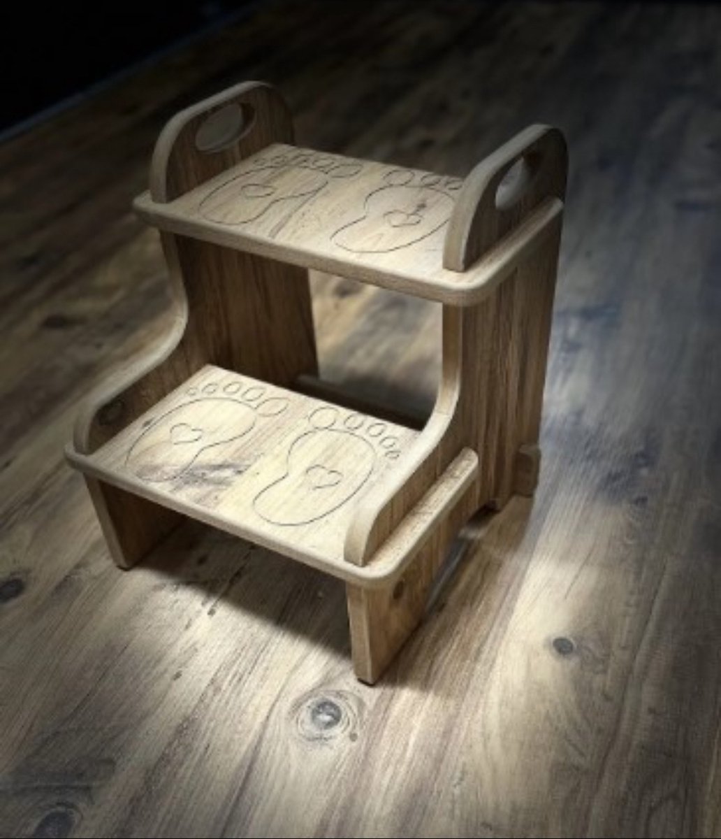 Houten Kruk-Ladder met Ingekerfde Voetafdrukken