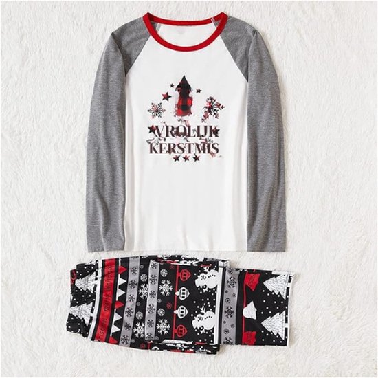 Twee Kinderen , Jongen En Meisje Op Kerstpyjama Met Cadeaudozen Die Thuis Onder De Kerstboom Zitten Image260716589