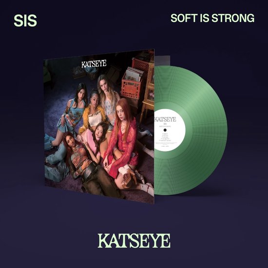 Cinq femmes posent autour d'un album vinyle vert avec le texte 'KATSEYE SIS SOFT IS STRONG'.