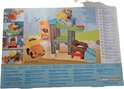 Achterkant van de verpakking met illustraties en uitleg over de leerniveaus van de bouwplaats-speelset.