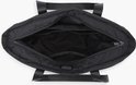 Vue de dessus d'un sac fourre-tout noir vide et ouvert avec plusieurs compartiments.