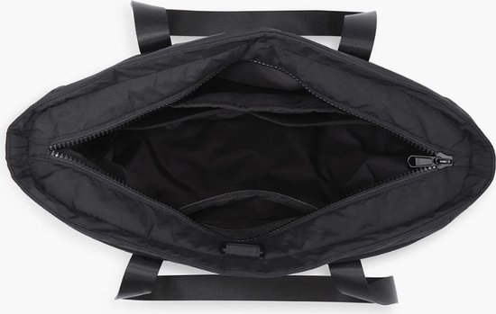 Vue de dessus d'un sac fourre-tout noir vide et ouvert avec plusieurs compartiments.