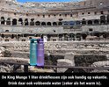 Twee King Mungo 1 liter drinkflessen, groen en paars, op een stenen reling bij het Colosseum.
