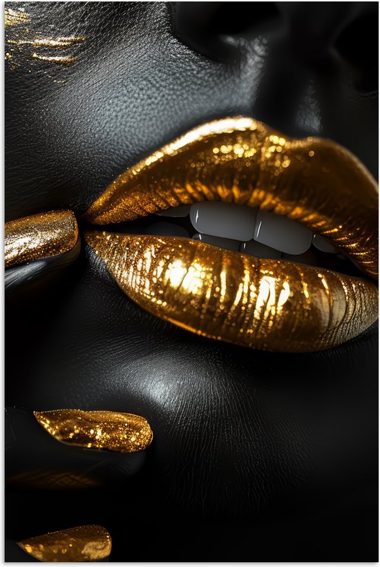 Close-up van zwarte huid met glanzende gouden lippen en nagels met gouden glitters.