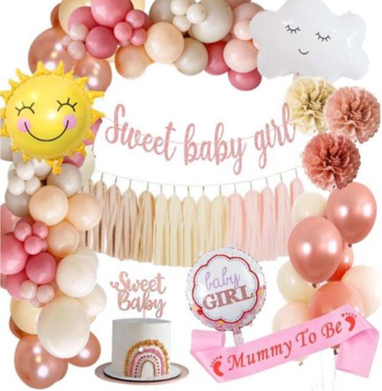 Babyshower decoratie in zachtroze tinten: ballonnenboog, zon-, wolk- en 'baby GIRL' ballonnen, 'Sweet baby girl' banner, pom poms, 'Mummy To Be' band.