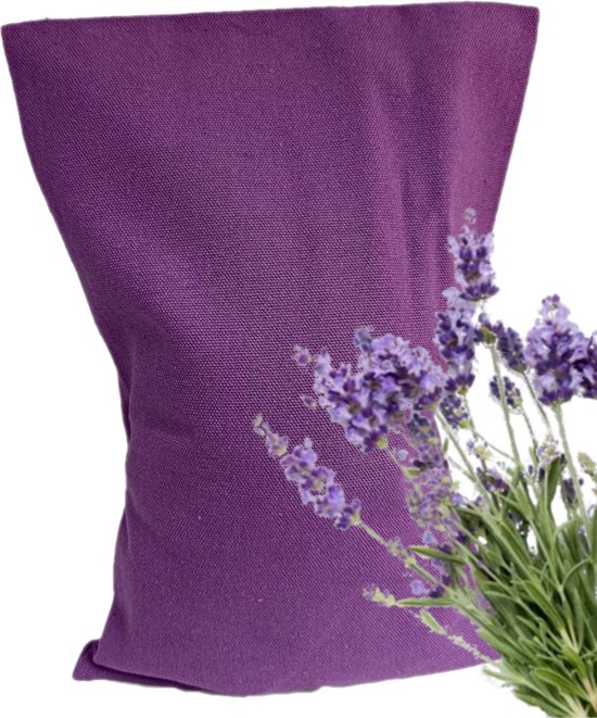 Paars kersenpitkussen met takjes lavendel, gemaakt van stof met een fijne textuur.