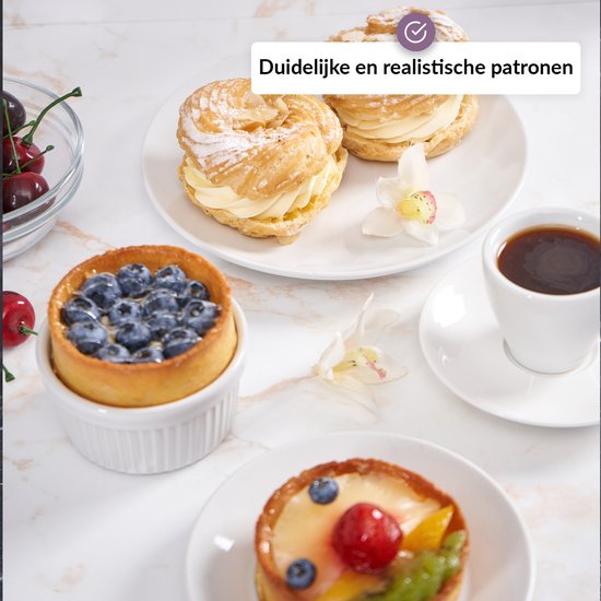 Twee gebakjes met room, een taartje met blauwe bessen, een fruittaartje en een kopje koffie op een marmeren ondergrond.