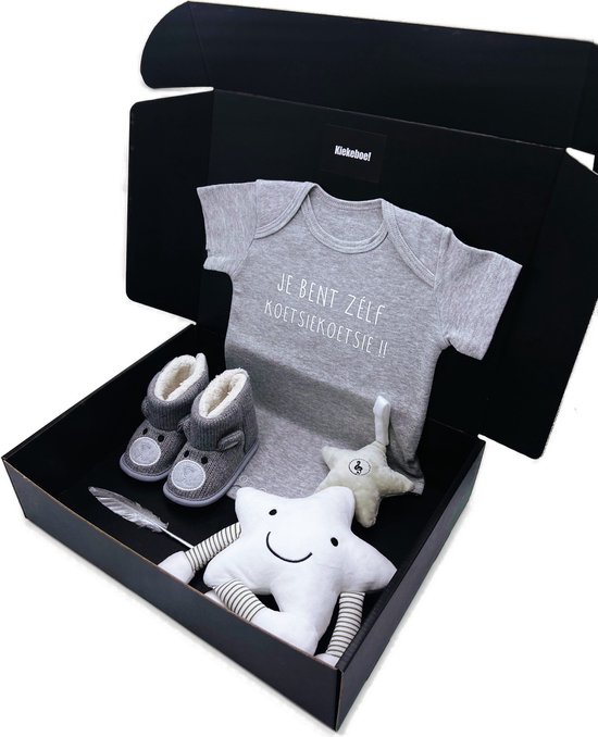 Kraamcadeau jongen met grijze romper, babypantoffels en muziekmobiel knuffel, kan ook rechtstreeks als cadeau worden verstuurd, cadeau geboorte jonngen van LPCreationdesign. — afbeelding 3