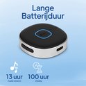 Zwarte, ronde Bluetooth-ontvanger met blauwe LED-ring. Muziek- en zandlopersymbolen met "13 uur muziek luisteren" en "100 uur standby".