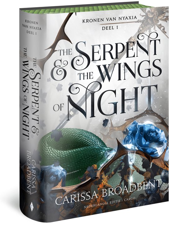 Livre en vue 3D, avec le titre "The Serpent & The Wings of Night" en lettres fantaisistes, un serpent vert, une rose bleue et des branches épineuses.