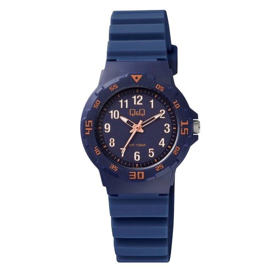 Donkerblauw Q&Q sport-horloge met analoge wijzerplaat, oranje cijfers en 10 bar waterbestendigheid.
