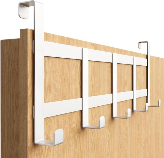 Witte deurkapstok met een strak ontwerp en 5 haken, gemonteerd op een houten deur.
